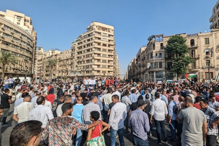 Bâtiments en arrière-plan, manifestants au premier plan illustrant un article sur les manifestations pro-palestiniennes en Égypte