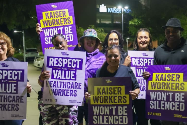 Des grévistes de la santé à Roseville, en Californie, tenant des pancartes violettes et jaunes